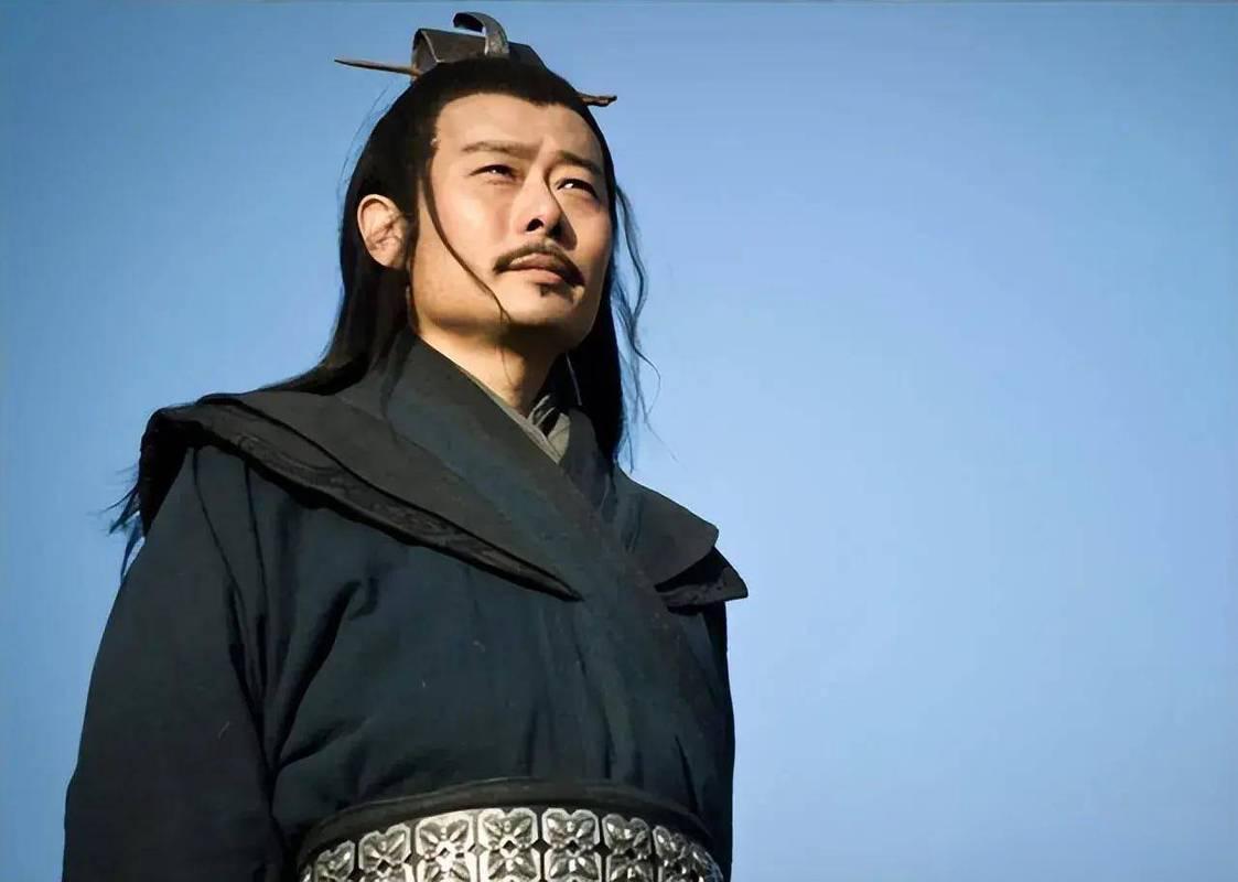 张良忍辱拾履，终成汉初传奇谋略
     在《西汉·张良拾履得兵书》的故事中，张