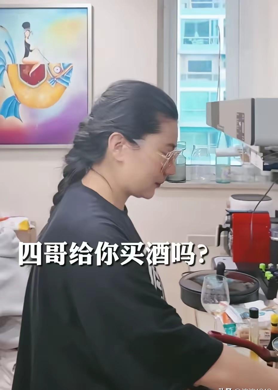 她就是那个让谢贤公开承认“最后一位”、并称赞“性格很好”的女孩。
你很难把镜头里