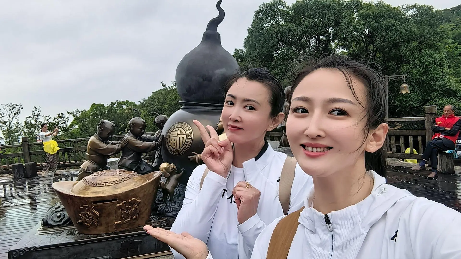 人的磁场很重要，多和善良的人同行，多和勤奋的人携手，多和真诚的人同路...