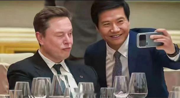 雷军马斯克合影网友的脑洞真不是一般的大，问题是雷总拍了照片，怎么不发出来呢？