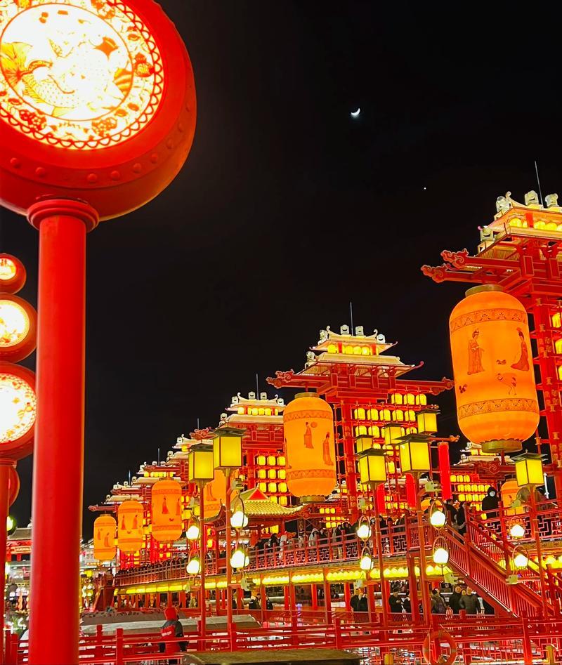 春日赴约，不少网友奔赴唐山河头老街，沉浸式打卡大唐花朝节盛宴。老街唐风古韵萦绕，