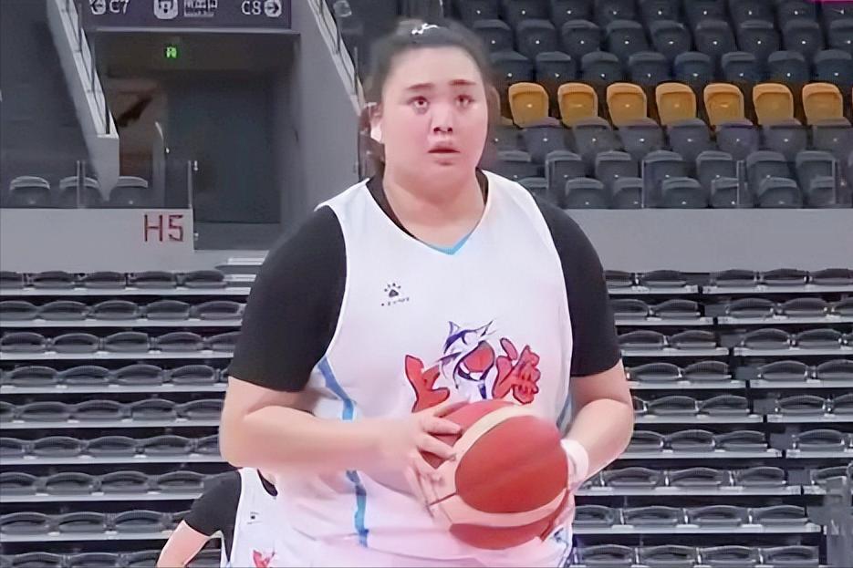 这钱花得值！刘禹彤首次代表上海女篮比赛，19投16中还抢到12个篮板砍下37分。