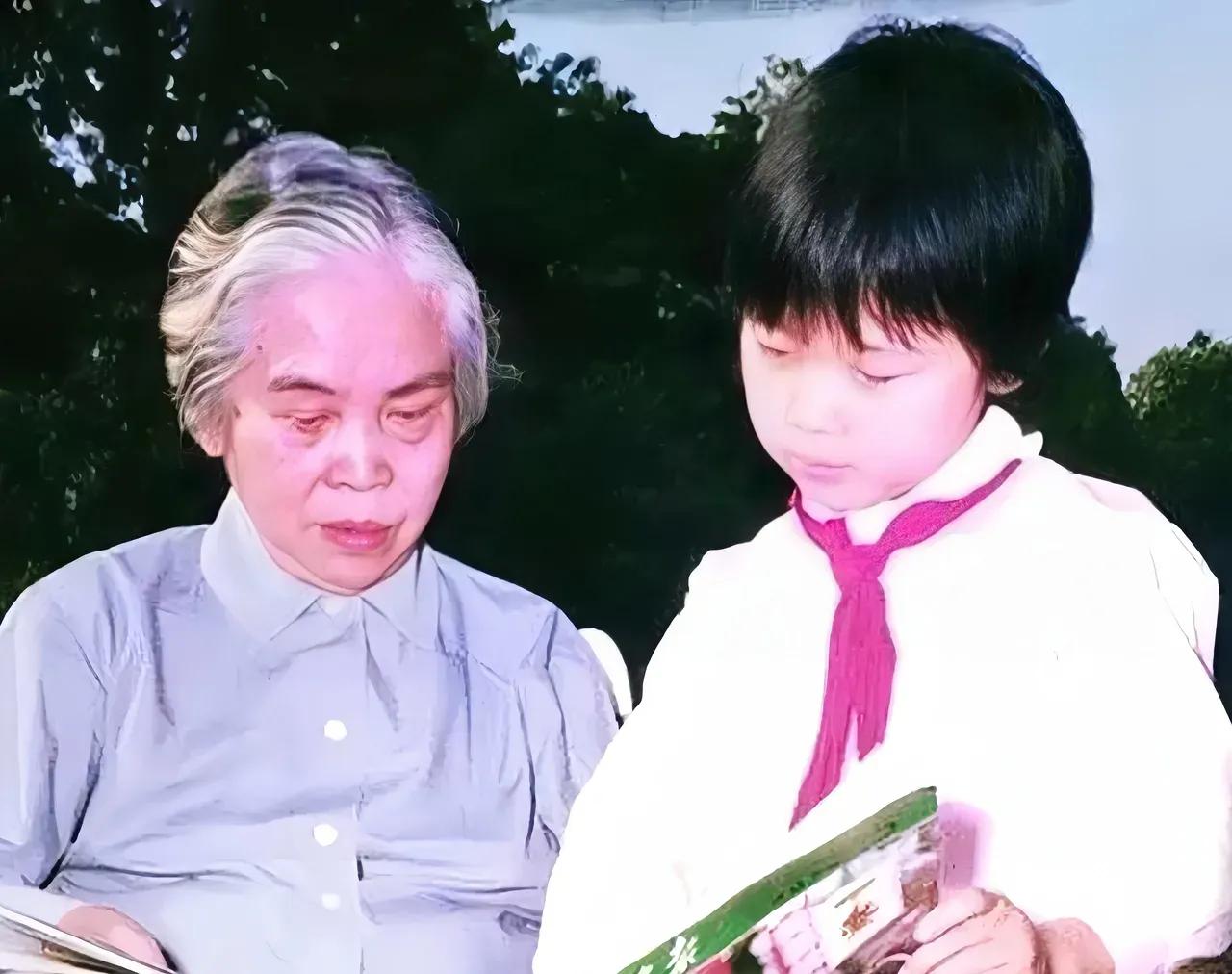70年代，孔东梅和外婆贺子珍，在一起的珍贵老照片，镜头中的贺子珍已经满头银发，穿