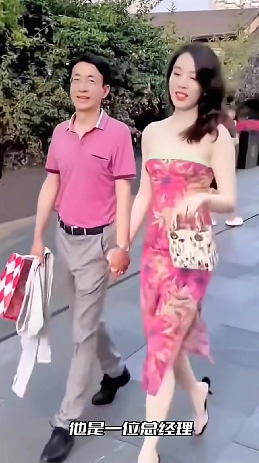 这张火遍全网的牵手照，

彻底改写了两个人的人生轨迹。

曾经的国企高管丢了公职