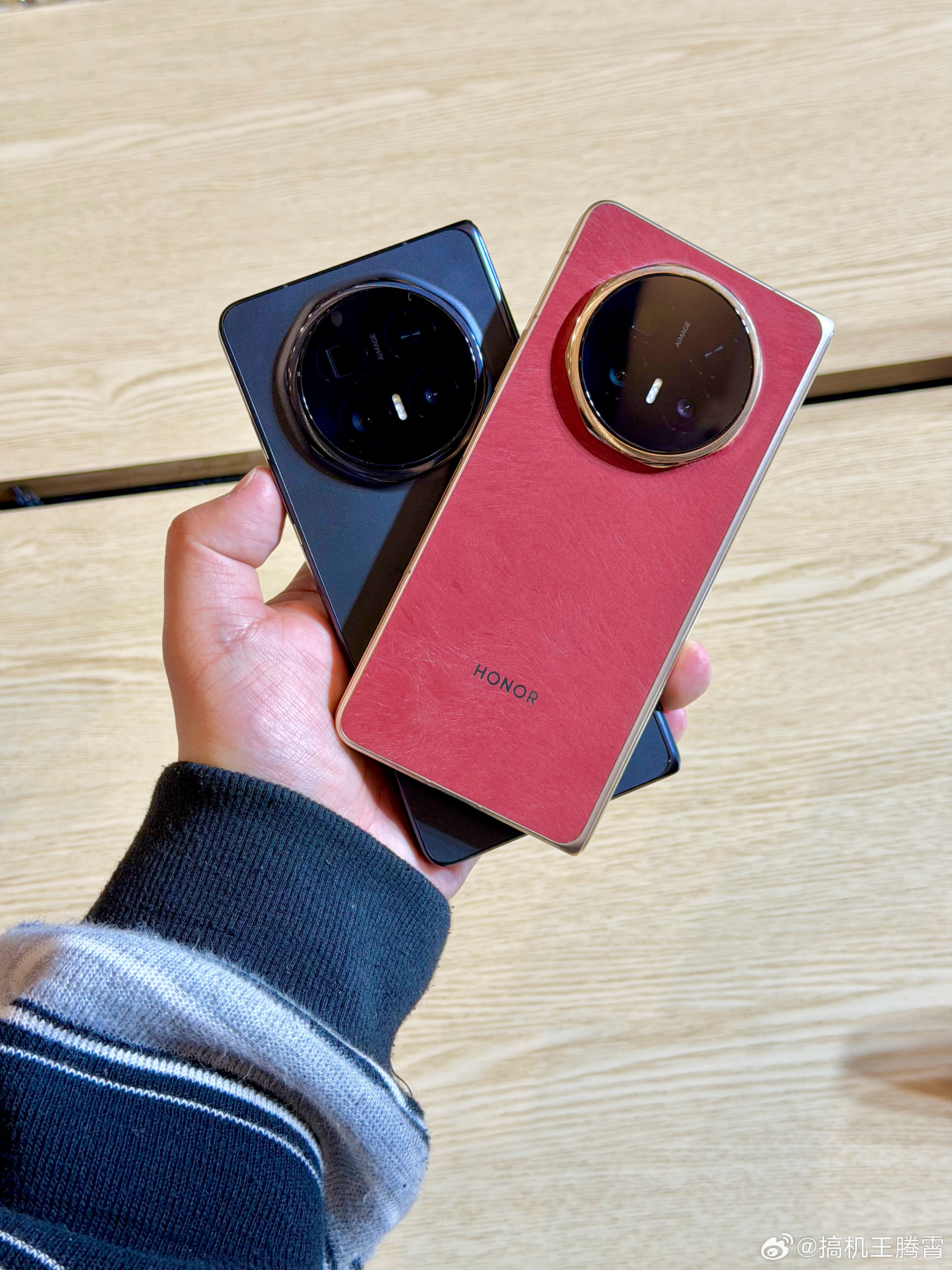 拍了组荣耀Magic V6全系配色真机给大家感受下，简单说两句，这个红色真心不错
