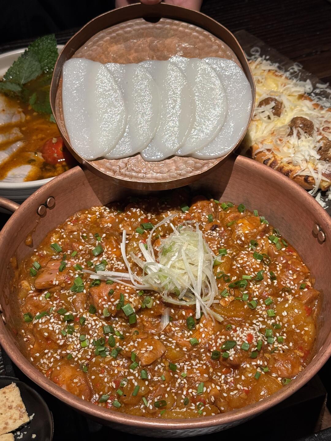 和朋友吃到「野果」的油焖鸡拌饭那一刻，谁还顾得上聊天啊？🍚👫 真的...