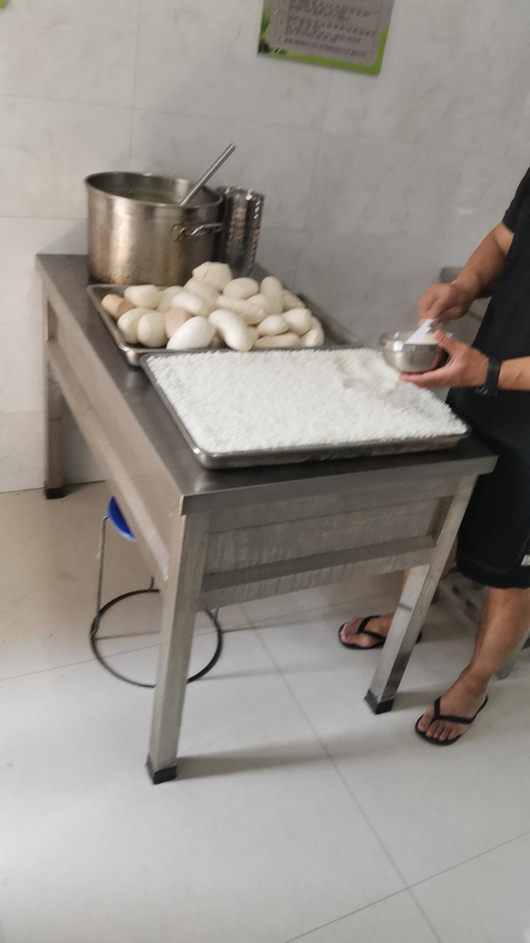 昨天食堂里的饭菜，份量足，去掉单位补贴十元，基本上不超过二元钱，有水果香蕉，西瓜