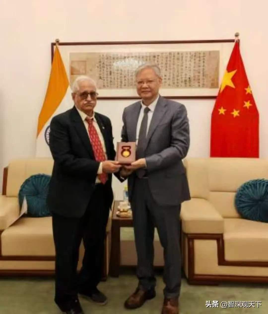 徐飞鸿终于现身了，
他在外网发帖称自己“太忙了，没听说有舆论”，
装得太像了，搞
