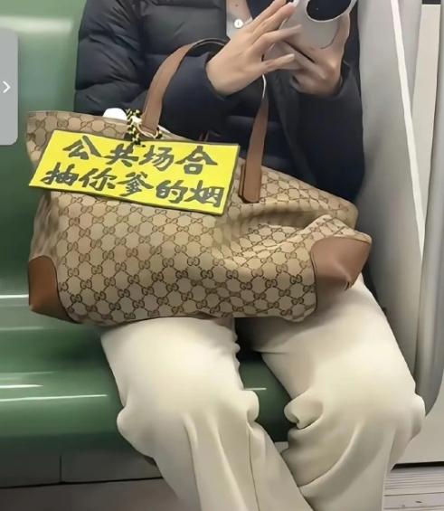 一张地铁抓拍图，在网上吵出截然不同的两种声音。
精致挎包上的文字暗藏文字游戏，成