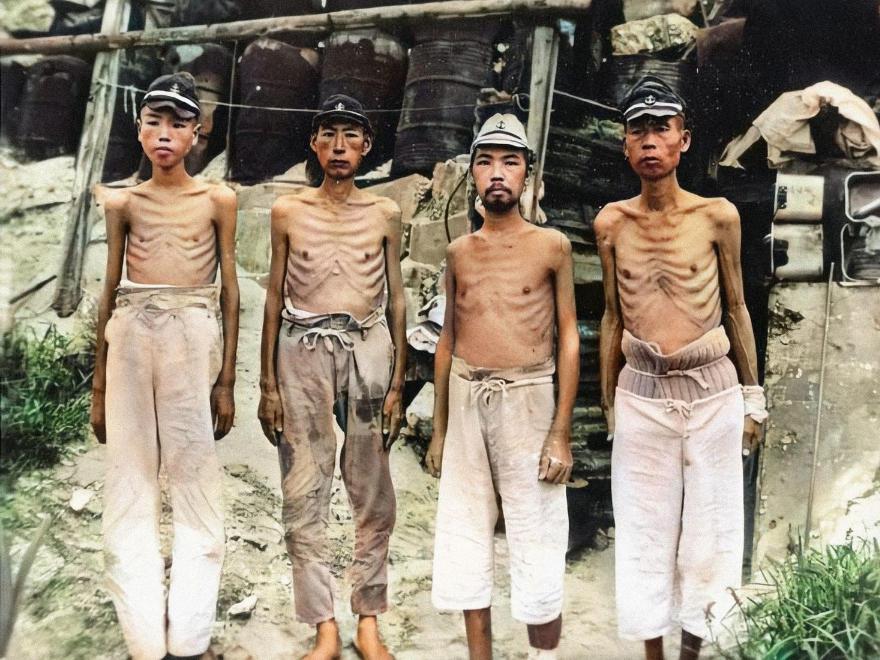 照片中这四个瘦骨嶙峋形似乞丐的人是太平洋战争末期在马来群岛的日本兵。战争打到最后