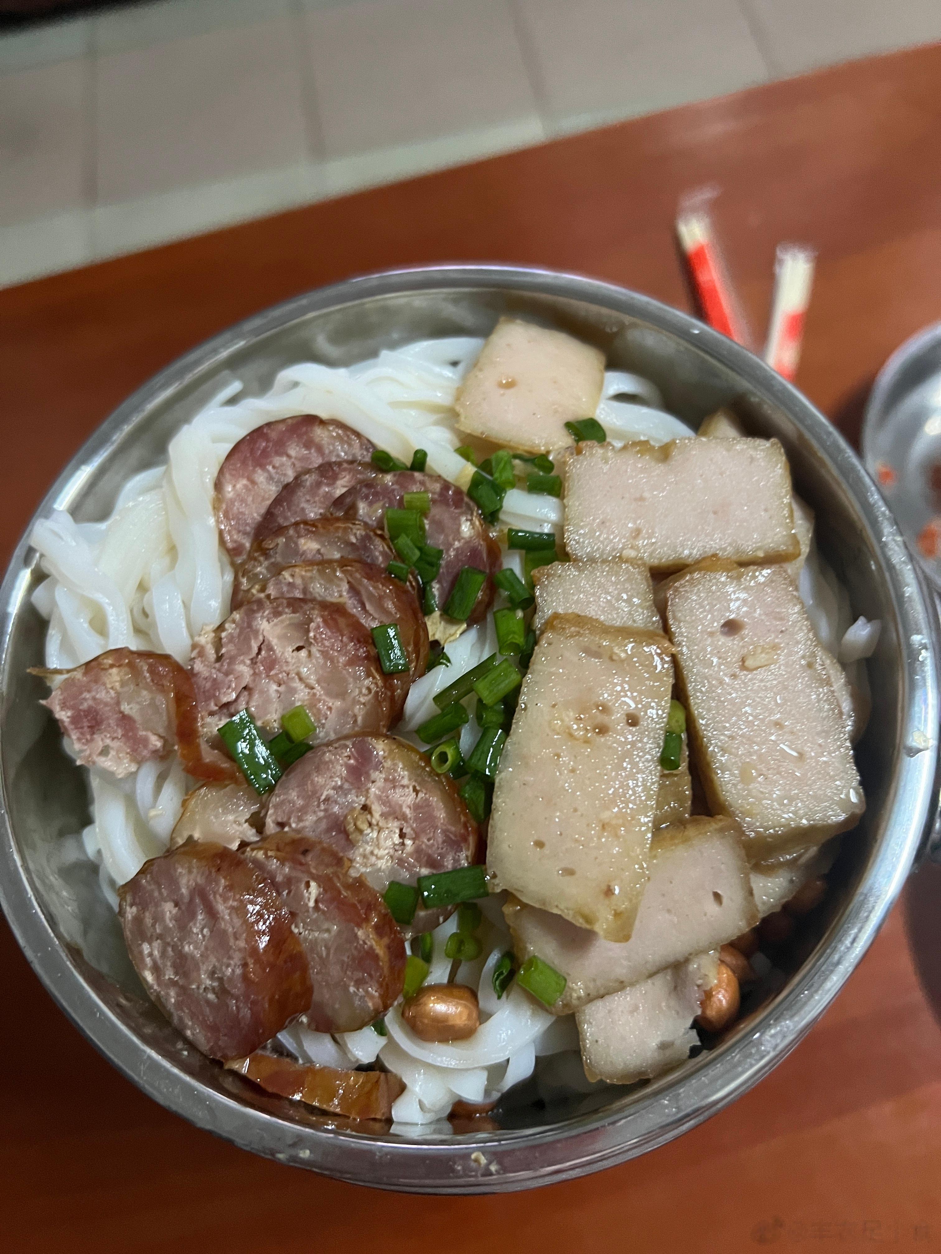 #早餐# 凉拌粉 加的烧肠和肉糕 ​​​