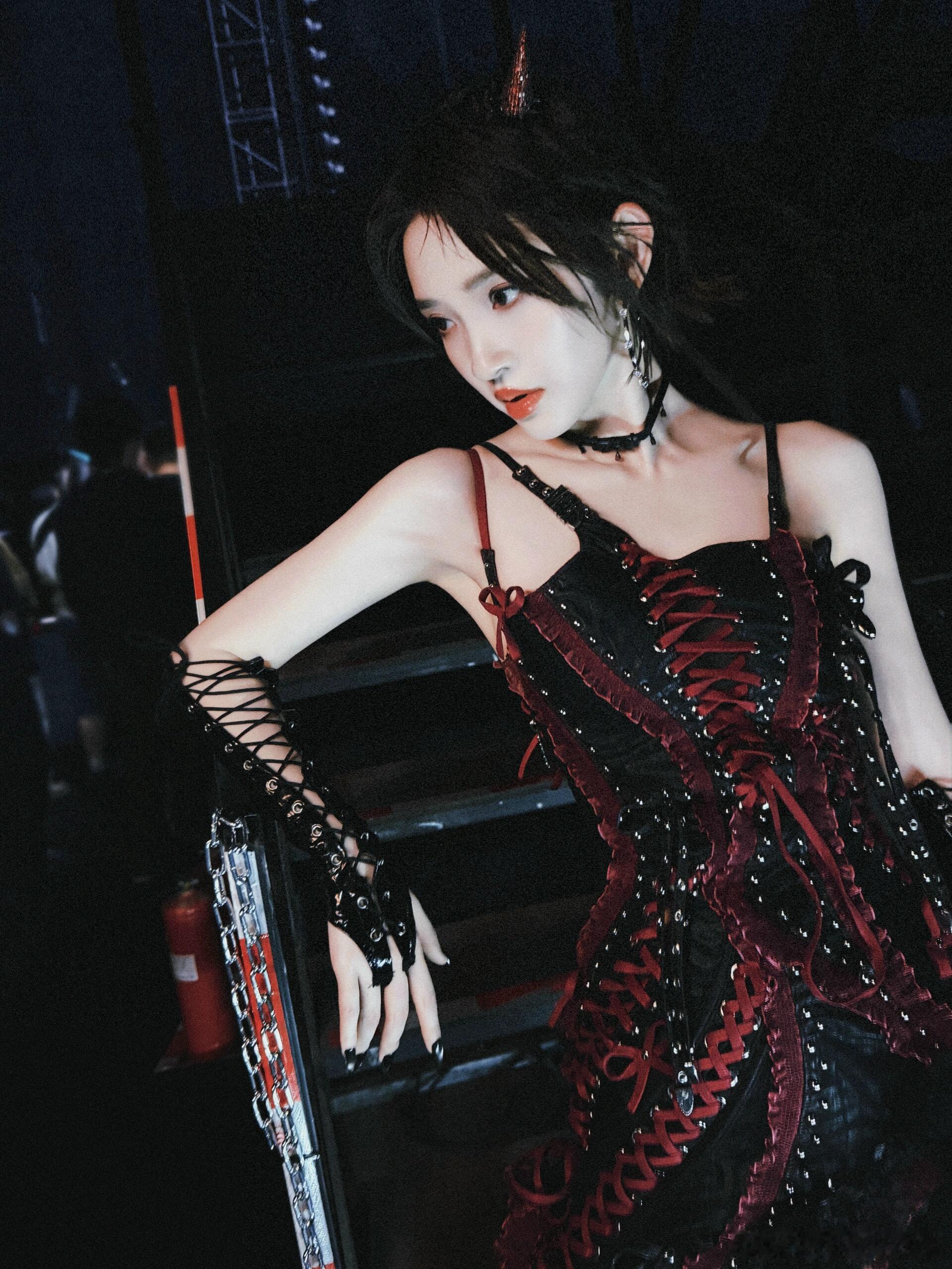 歌词烫伤唐艺昕的嘴唐艺昕唱rap真没绷住，全程嘴瓢卡壳，跟烫了嘴似的，太魔性了