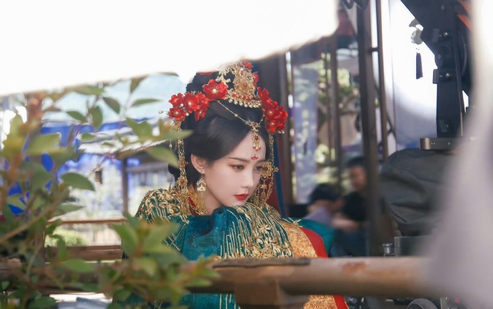 #李一桐书卷一梦大婚造型#李一桐书卷一梦大婚造型出妆啦，美得让人挪不开眼睛，明艳