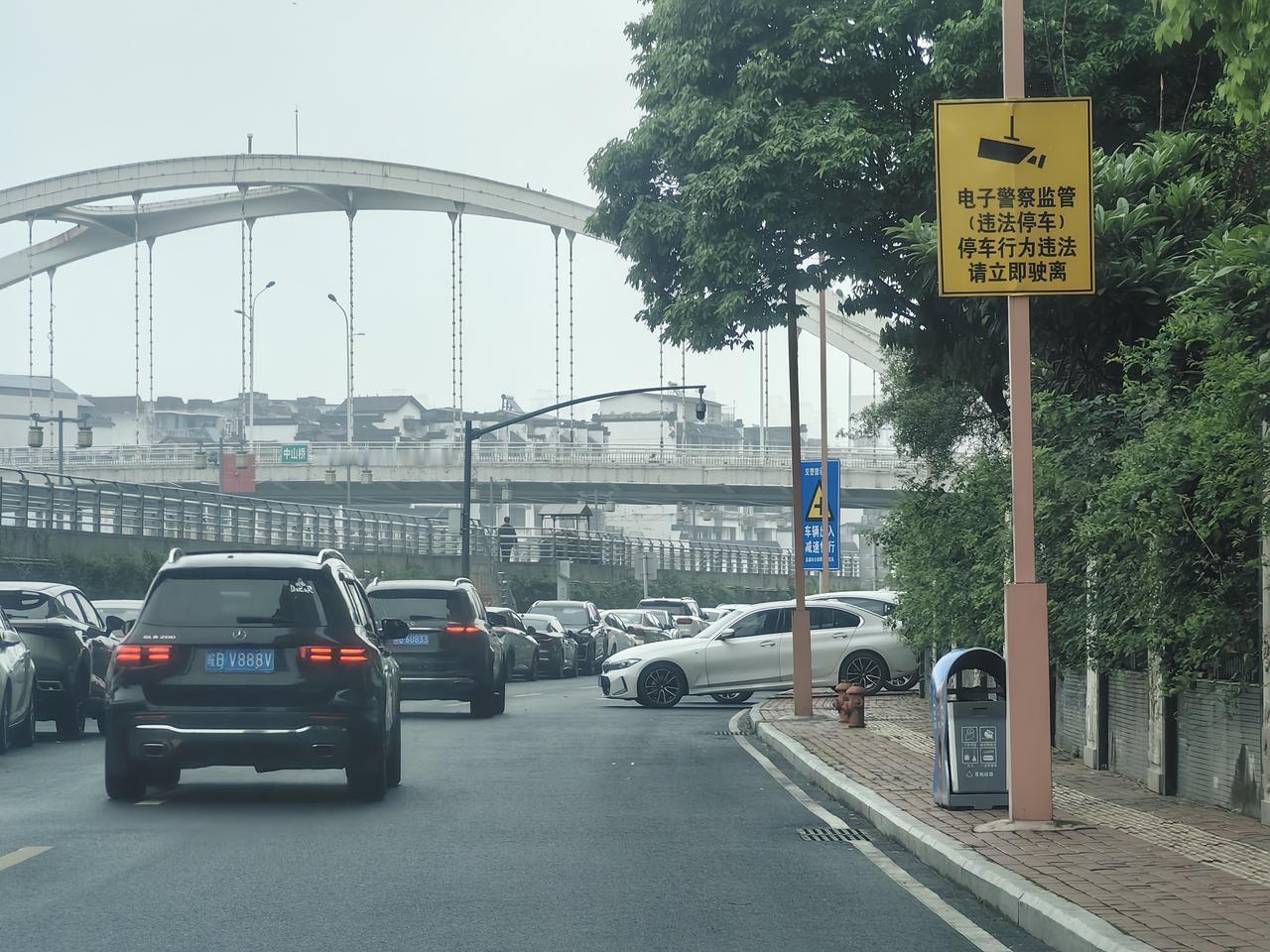 @芜湖生活通 芜湖交通 芜湖市南沿湖路，这些探头是摆设？
每天这条路车流量不小，
