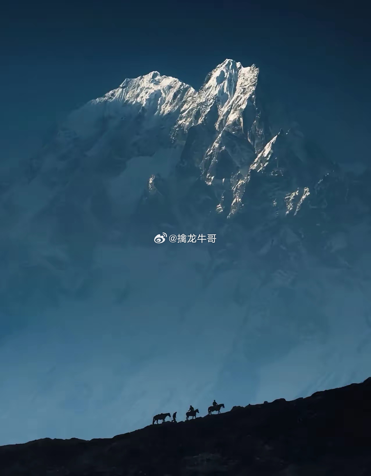 佛讲空性，万物本无意义，是我们的认知赋予了它们重量。当我们不再用我一定，我应该束