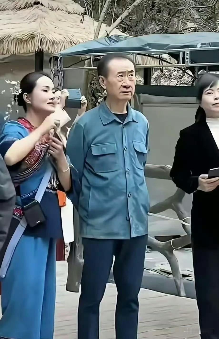 一开始看到王健林穿这件衣服，心里感叹“英雄迟暮”。本以为这是一件普普通通甚至略显