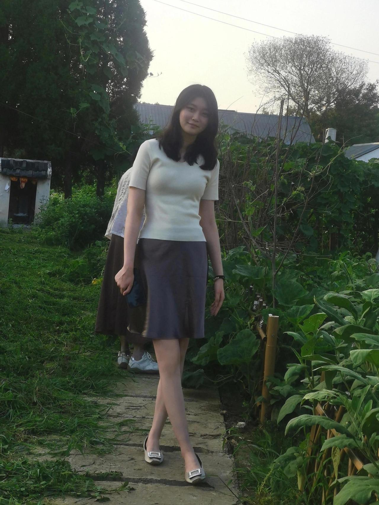 我表叔的女儿，今年30了还未婚，研究生毕业后在长沙一家银行工作。我一直认为她的长