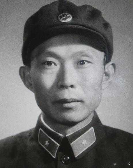 1976年深秋的北京，总参办公楼飘着淡淡的煤烟味。胡炜像往常一样，攥着会议记录本