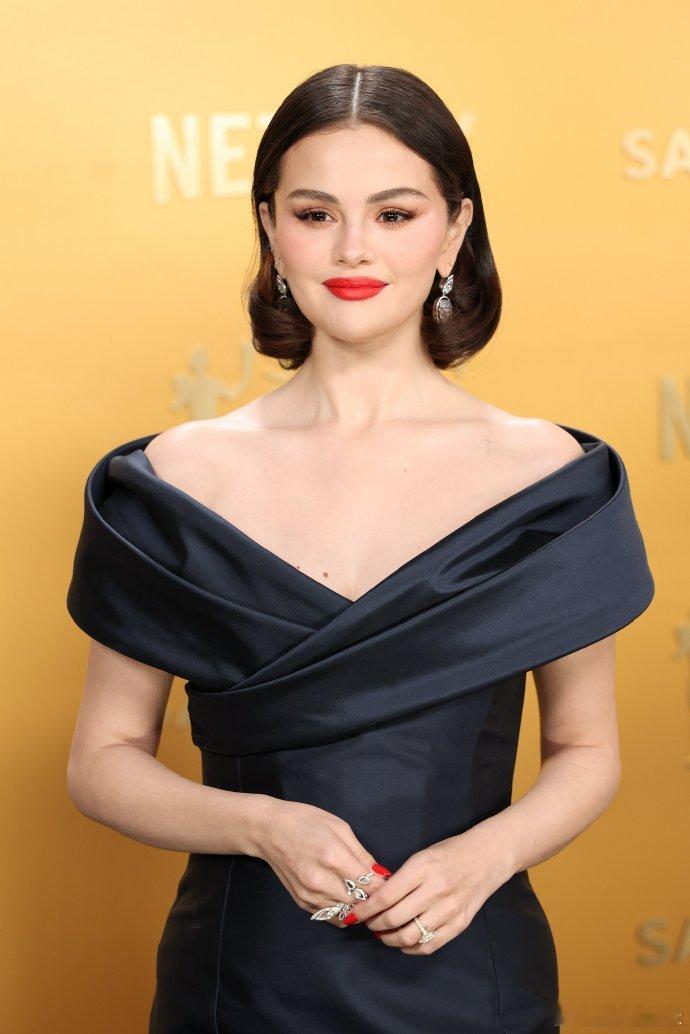 赛琳娜瘦了好多  赛琳娜活动状态 赛琳娜于 SAG 美国演员工会奖红毯亮相，瘦身