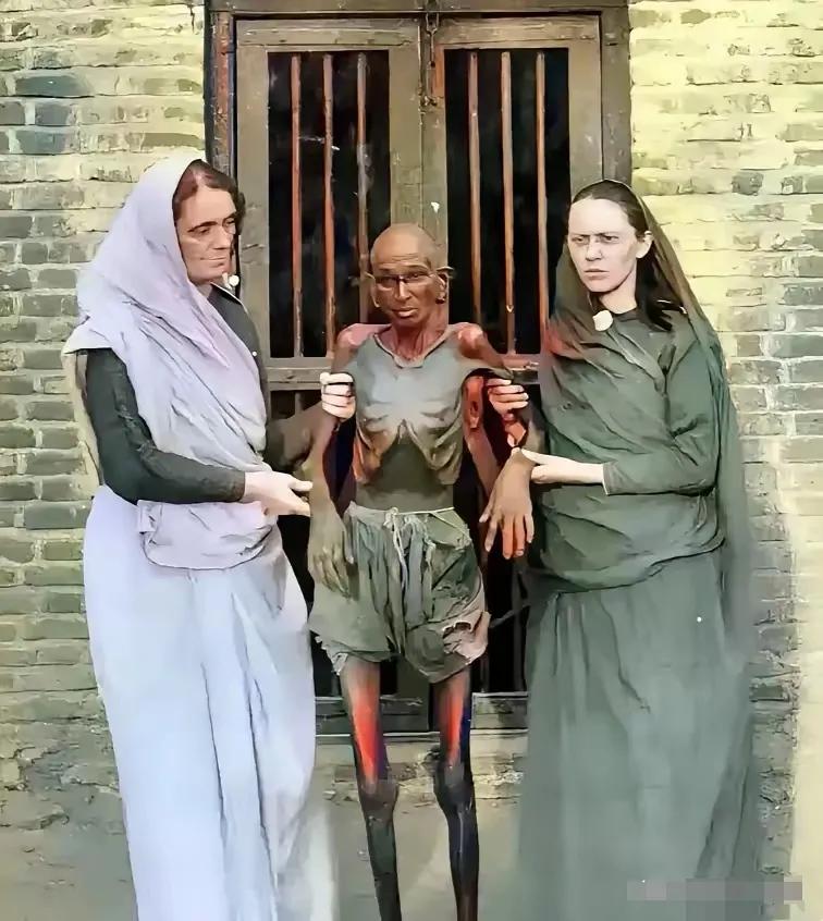 图片中的人是活着的，这位长寿老人活了很多年，而且还在修行，当人们把他搀扶出来时，