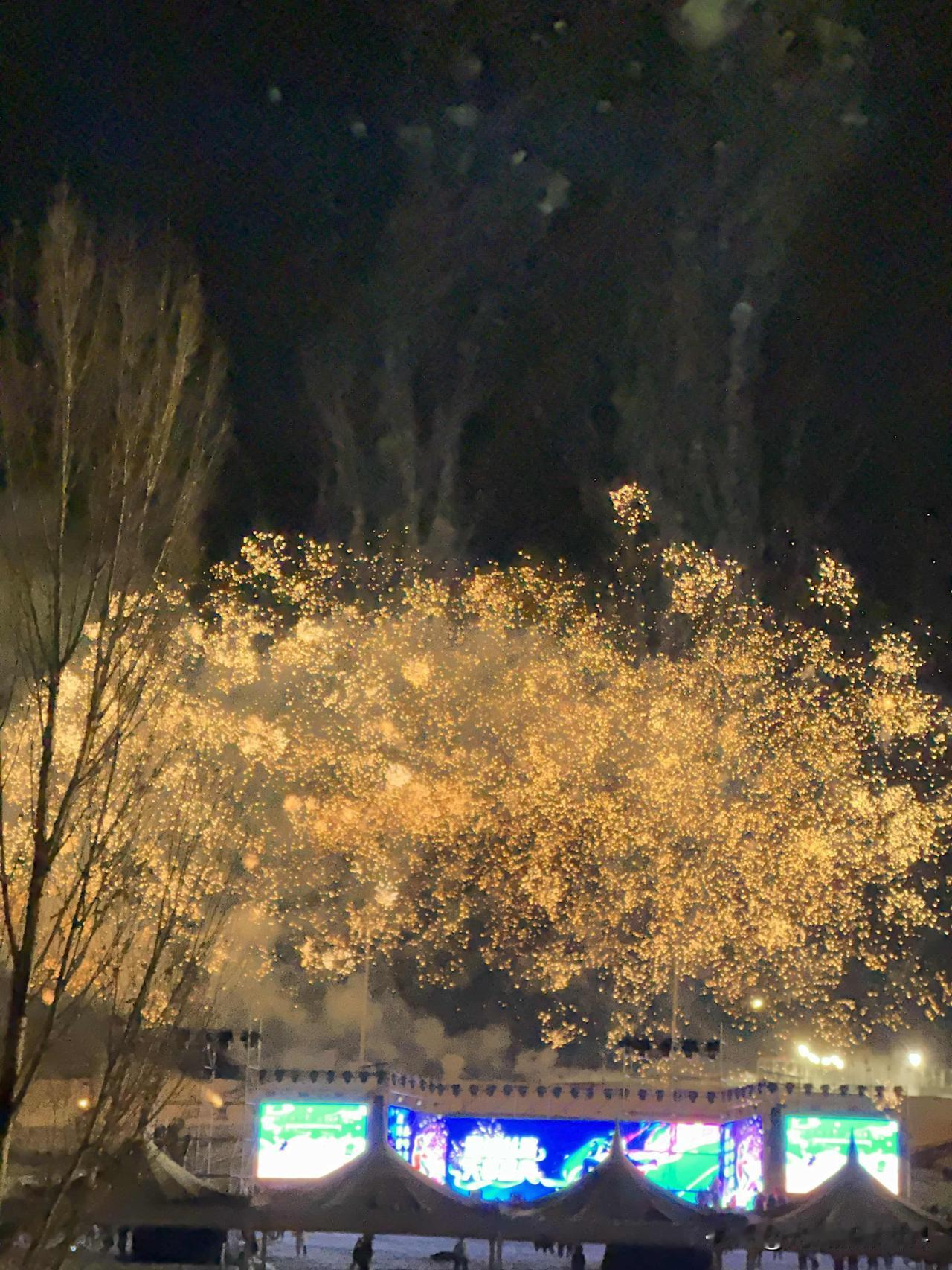 天幕焰火嘉年华，万人围观雪地打铁水，绚丽的烟花秀，尽在今晚的乌鲁木齐丝绸之路滑雪