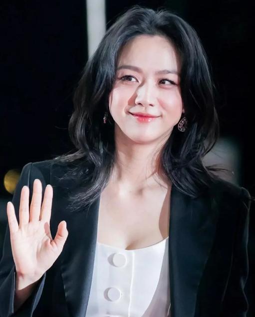 汤唯的长相真的让人捉摸不透，你说她长得漂亮吧！[心]

可她的五官又非常的小巧，