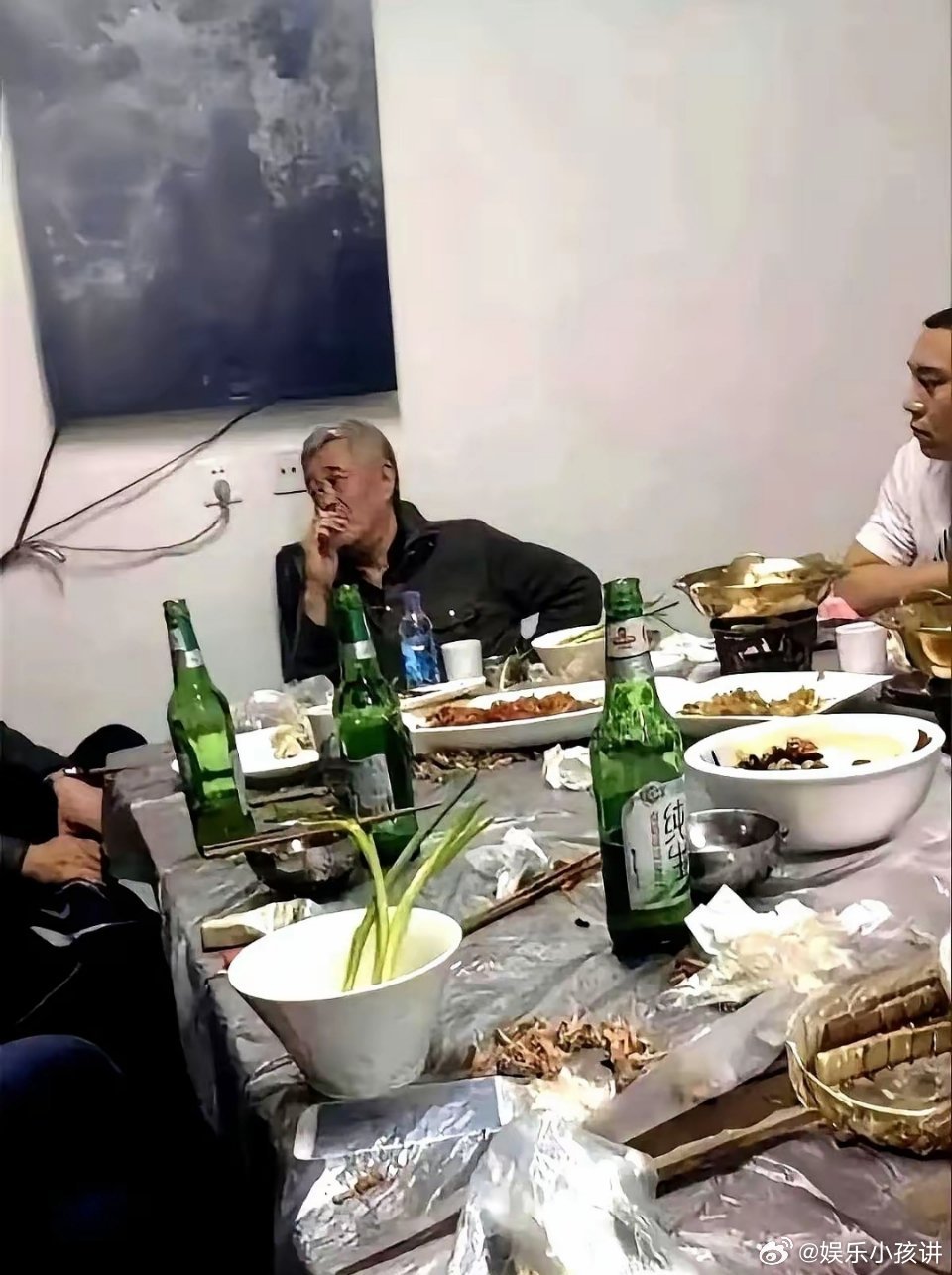 赵本山这生活，才是接地气！吃的就是家常菜，小鸡炖蘑菇、酸菜炖肉，喝的就是几块钱一