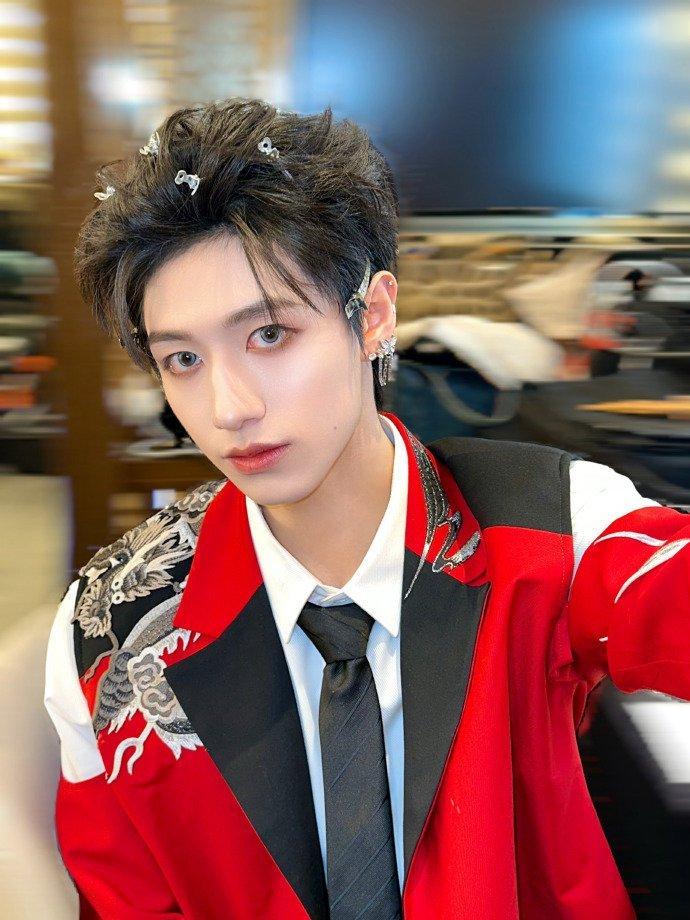 朱志鑫蝴蝶耳链  朱志鑫小发夹蝴蝶耳饰  朱志鑫小发夹蝴蝶耳饰，再加上异瞳的造型