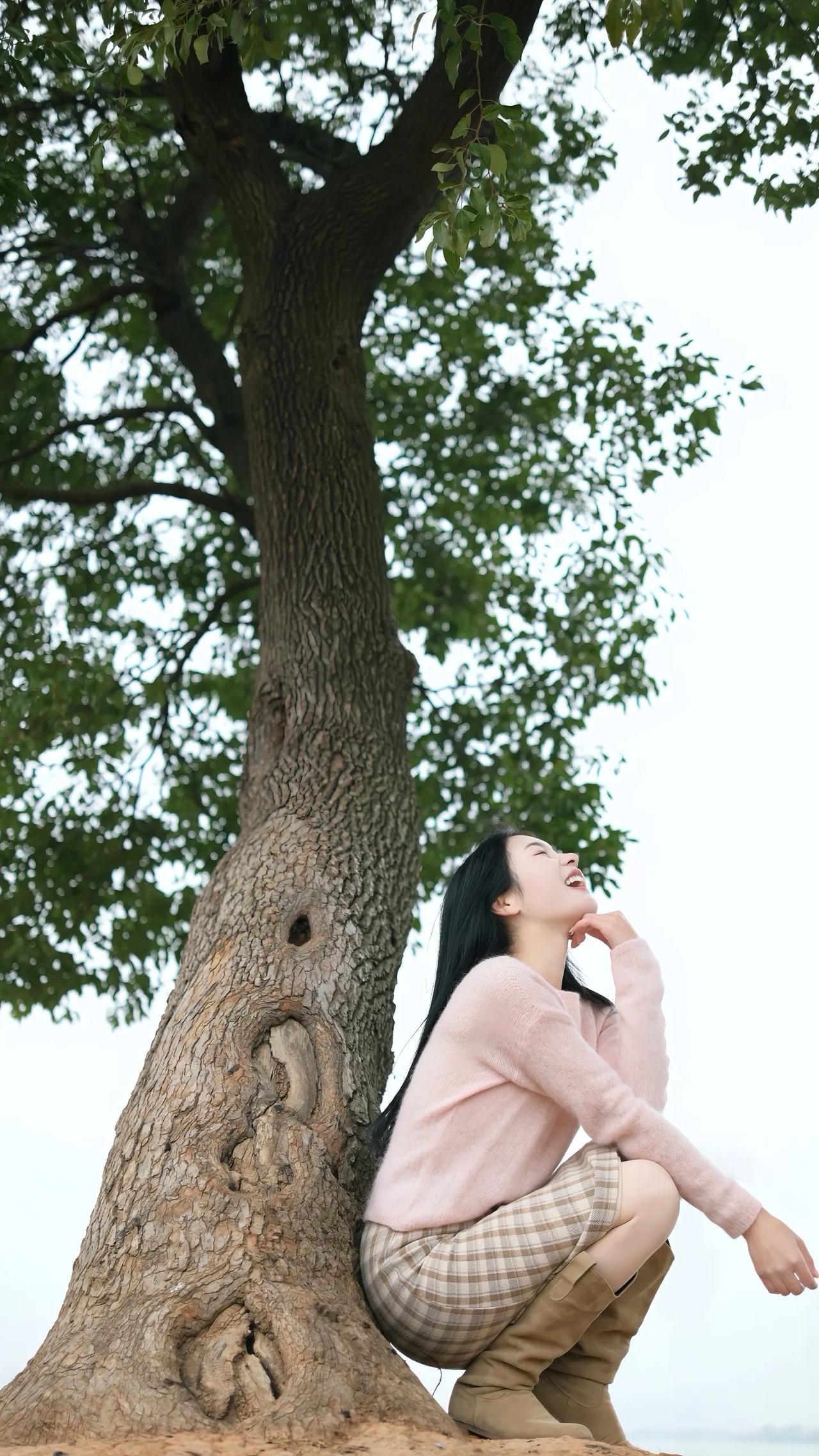 树影婆娑间，少女倚树思。