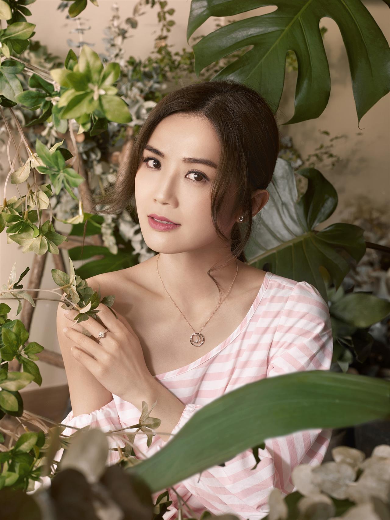 蔡卓妍阿sa


twins阿sa情路坎坷，但依旧敢爱敢嫁，不攀豪门、不困于过往