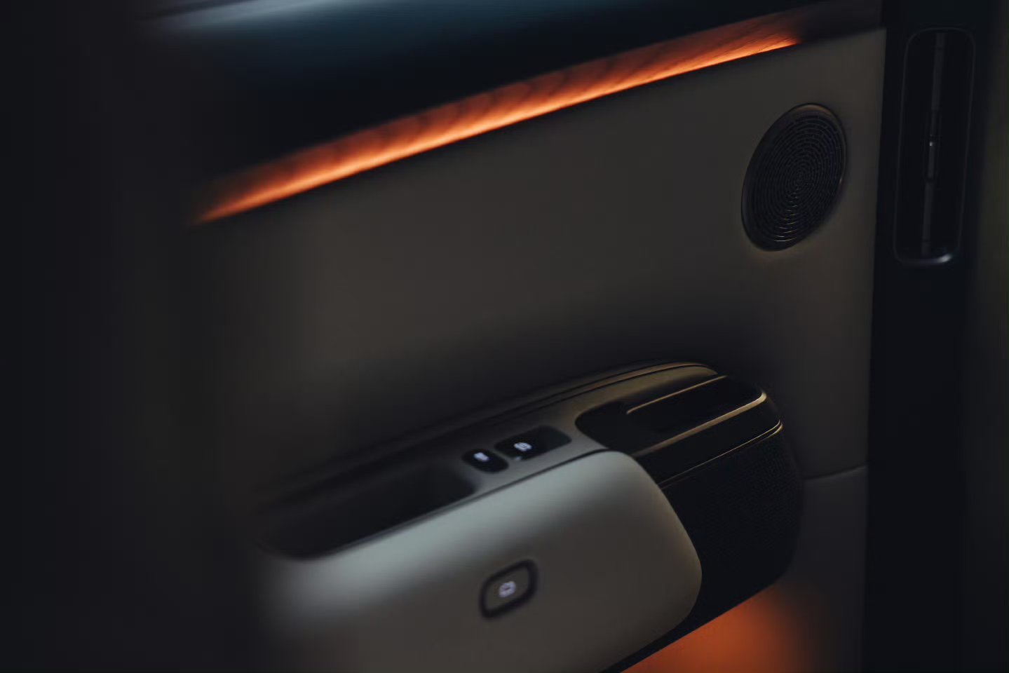 理想新L9的内饰是这样的：1，门把手有机械拉手+电动按钮，都有2，木饰板有了3，