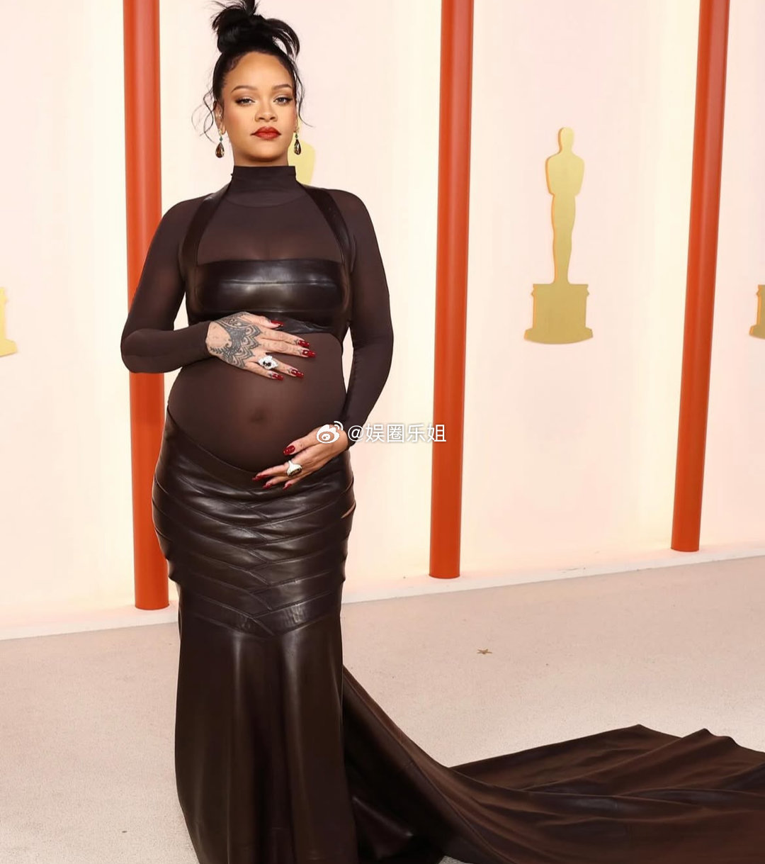 奥斯卡时刻！好莱坞杜比剧院，红毯星光熠熠🌟 回顾一下往届经典造型：杨紫琼的蓝色