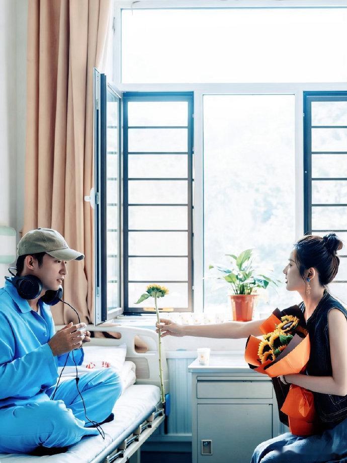 黄景瑜徐若晗现偶cp感雨林里的胶卷路透真的太有故事感了，黄景瑜演的森林警察硬朗挺