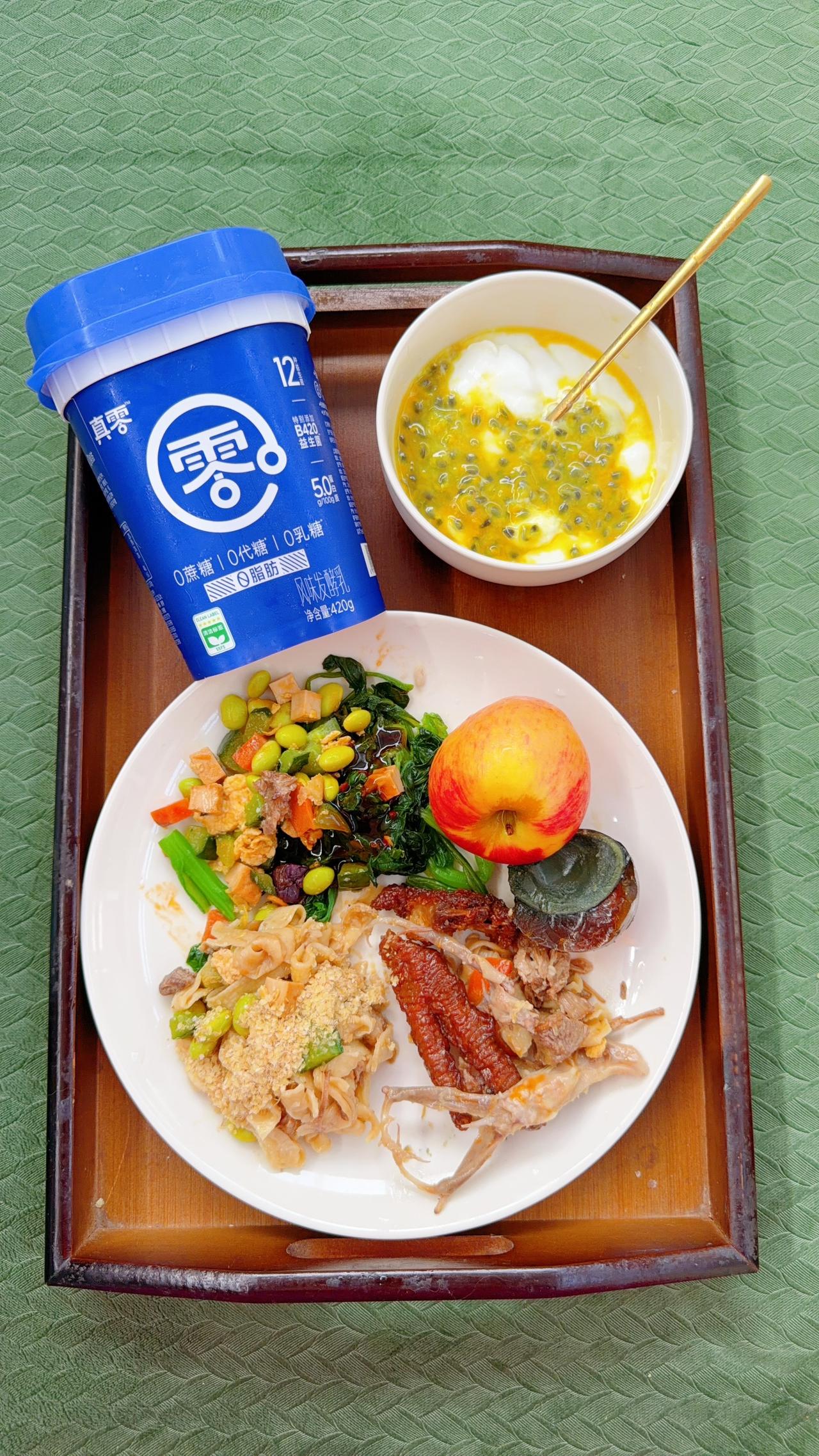 一口蔬菜面条撒小麦胚芽，烫菠菜菜心胡萝卜凉拌汁，毛豆豆干黄瓜，盐水鸭舌，豉汁凤爪