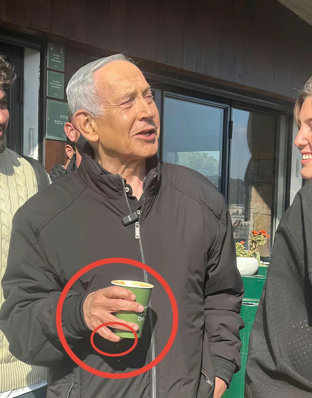 想证明内塔尼亚胡还存在，没问题，但怎么和泽连斯基弄了个同款？就不能换个更高级的？