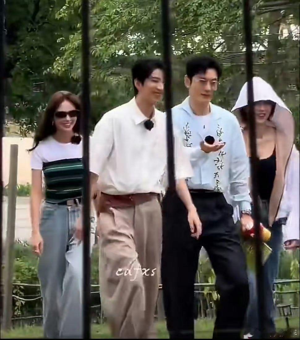 昆凌黄晓明王俊凯中餐厅路透昆凌黄晓明王俊凯同框路透昆凌、黄晓明、王俊凯同框路透，