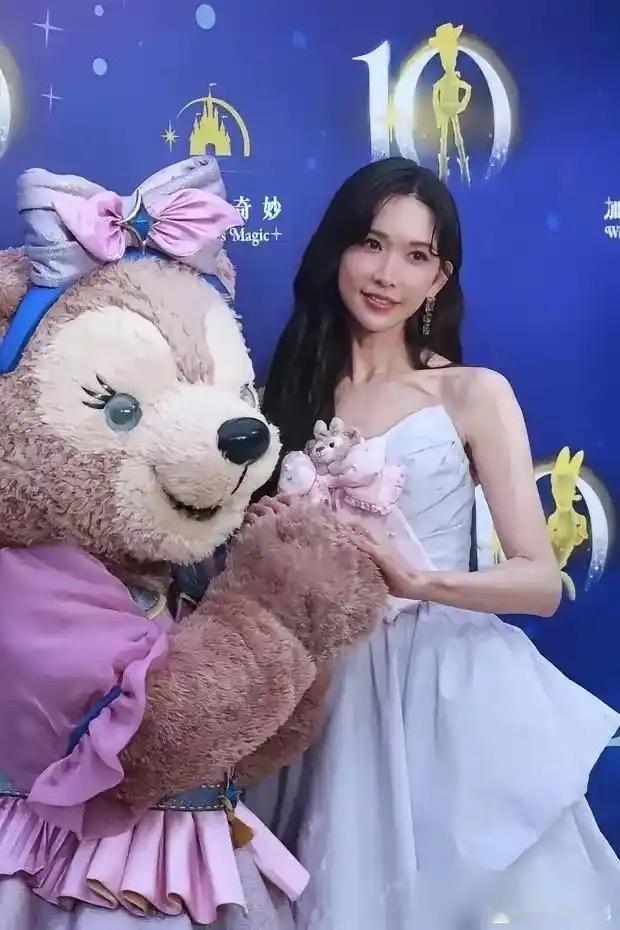 现在所有人都绕着林志玲走，怕受牵连上海迪士尼，所有人都绕着林志玲走，没人敢跟她搭