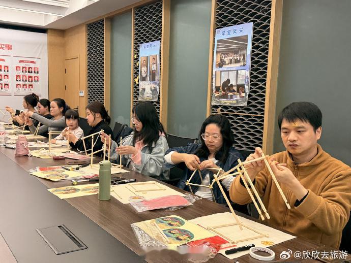 台州让艺术课堂走进市民的日常 近日，台州市天台县始丰街道“全民艺术课堂”越剧教唱