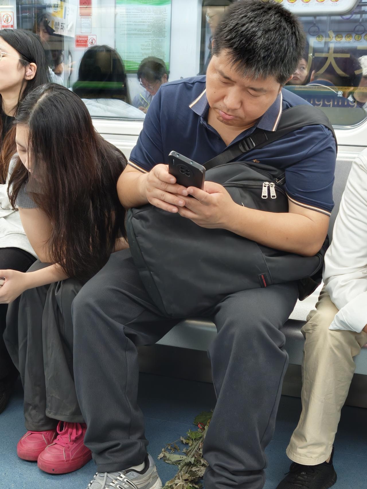 轻轨上的随拍，大个子男人和小女人