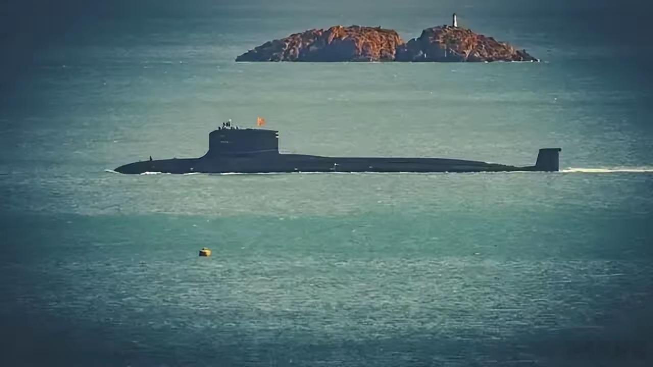 深海发射一击命中！核潜艇试射洲际导弹展露顶尖战力近日，海军进行了一场潜射战略导弹