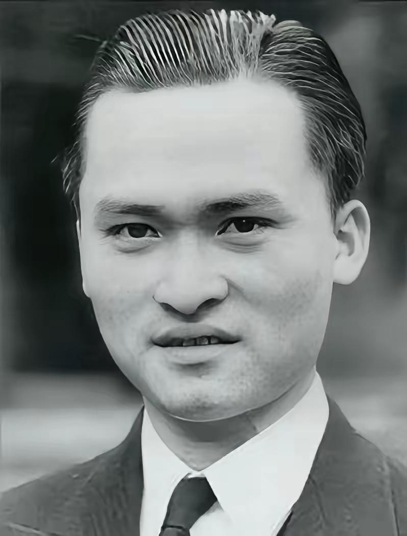 大西洋正中央，一个中国人趴在一块两米长的木筏上， 已经漂了快一百天了。 远处出现