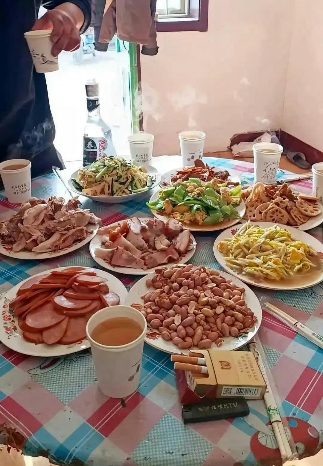 你能通过这一桌子菜看出这是哪个地方吗？ 
