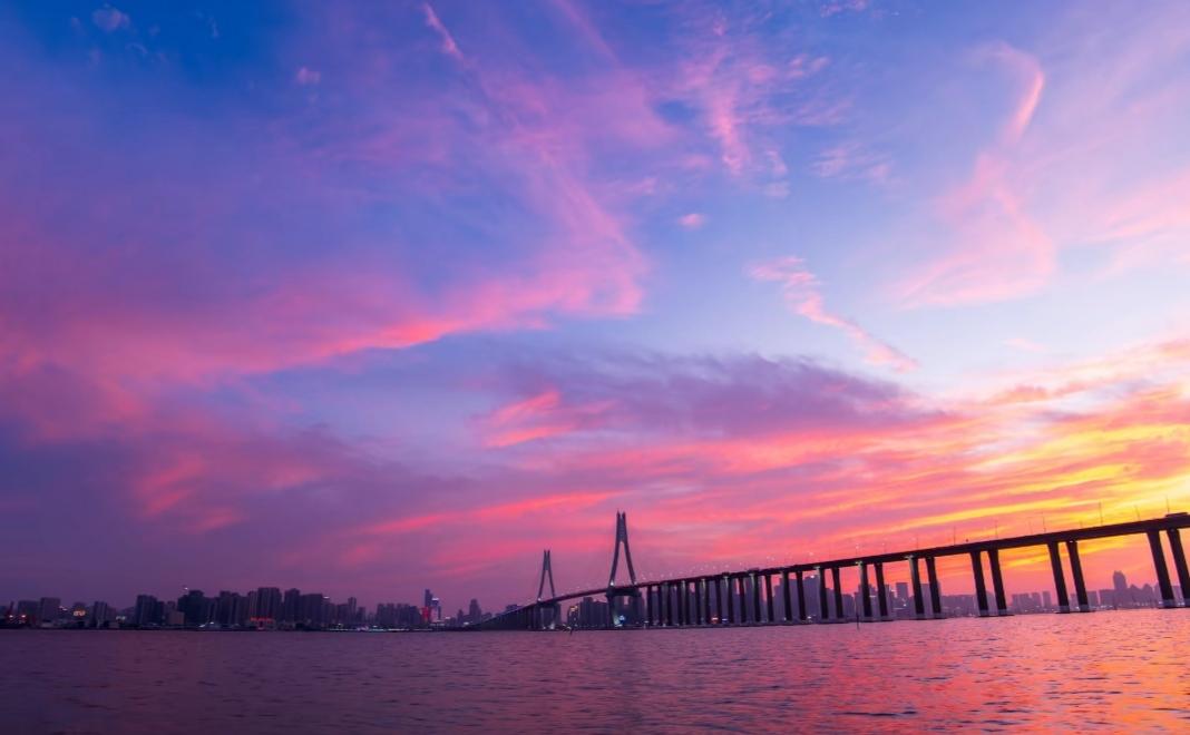 今日爆款文章《海湾大桥的黄昏》

落日把最后一抹橙红
洒在海湾大桥的肩头
斜拉的