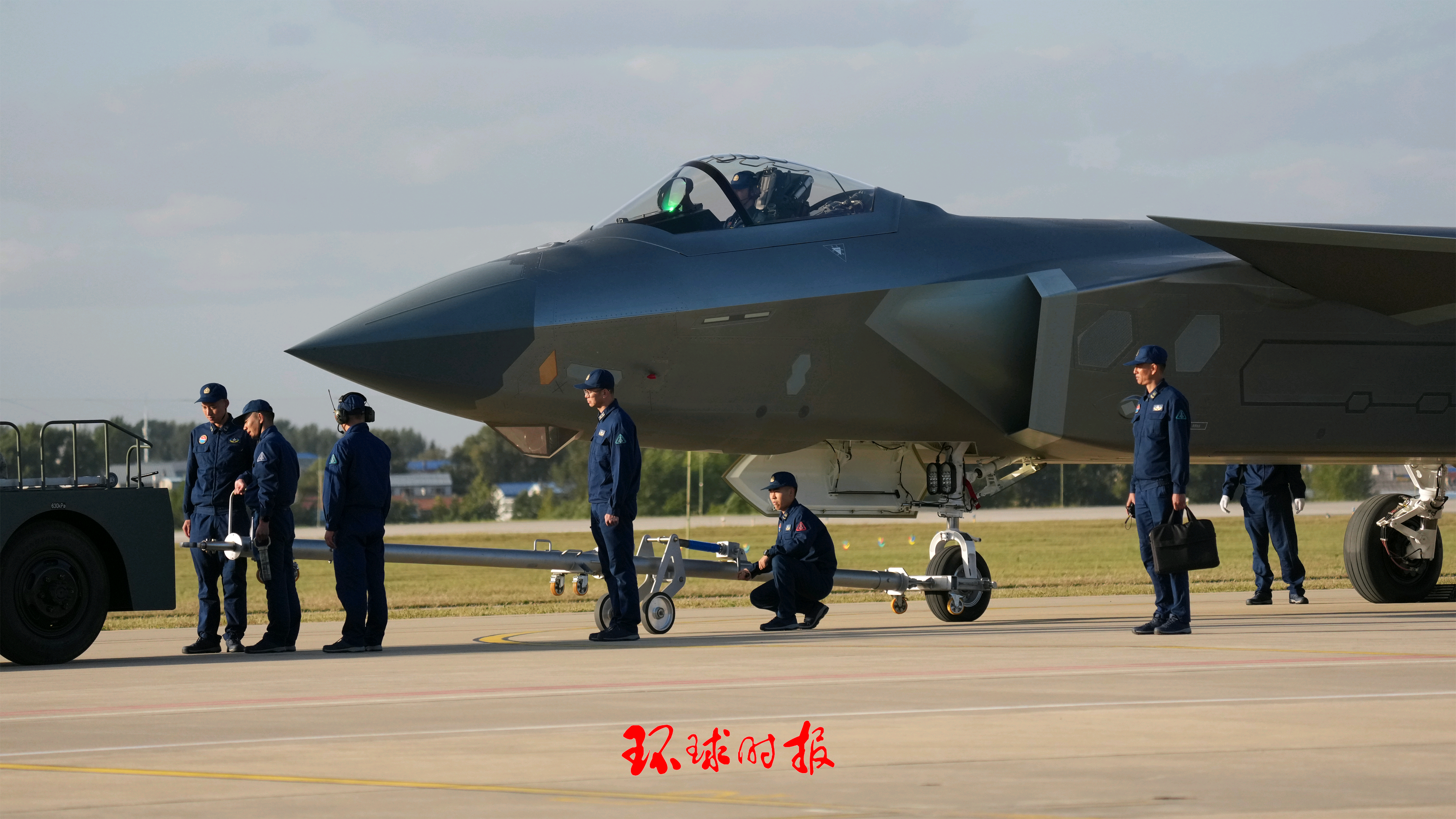 首次静态展示的歼-20来自换羽新飞的中空“河山劲旅”大大方方的展示多好（图2这张
