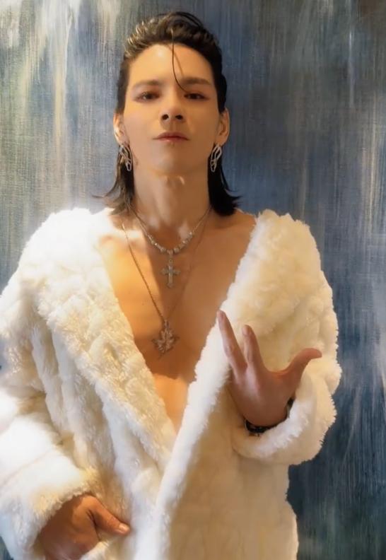 我的妈呀！佐哥是你来搞笑的吗？主打一个与众不同，谁说露背只是女生的权限，这不，佐