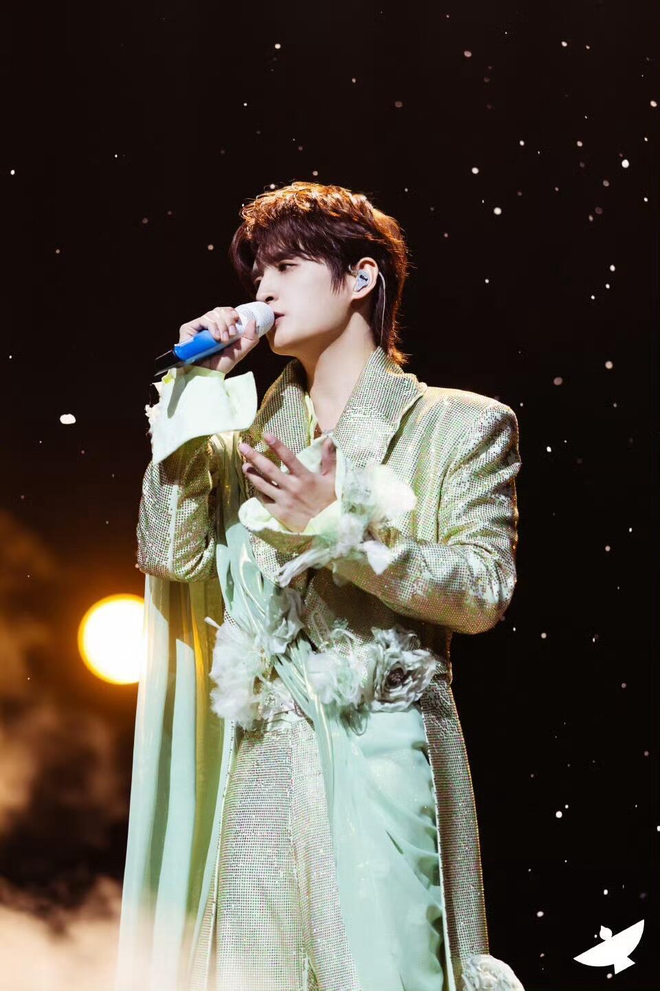 张远演唱会付完钱就把衣服穿上了哈哈哈~谁懂啊！张远演唱会海报反差萌拉满，没付钱时