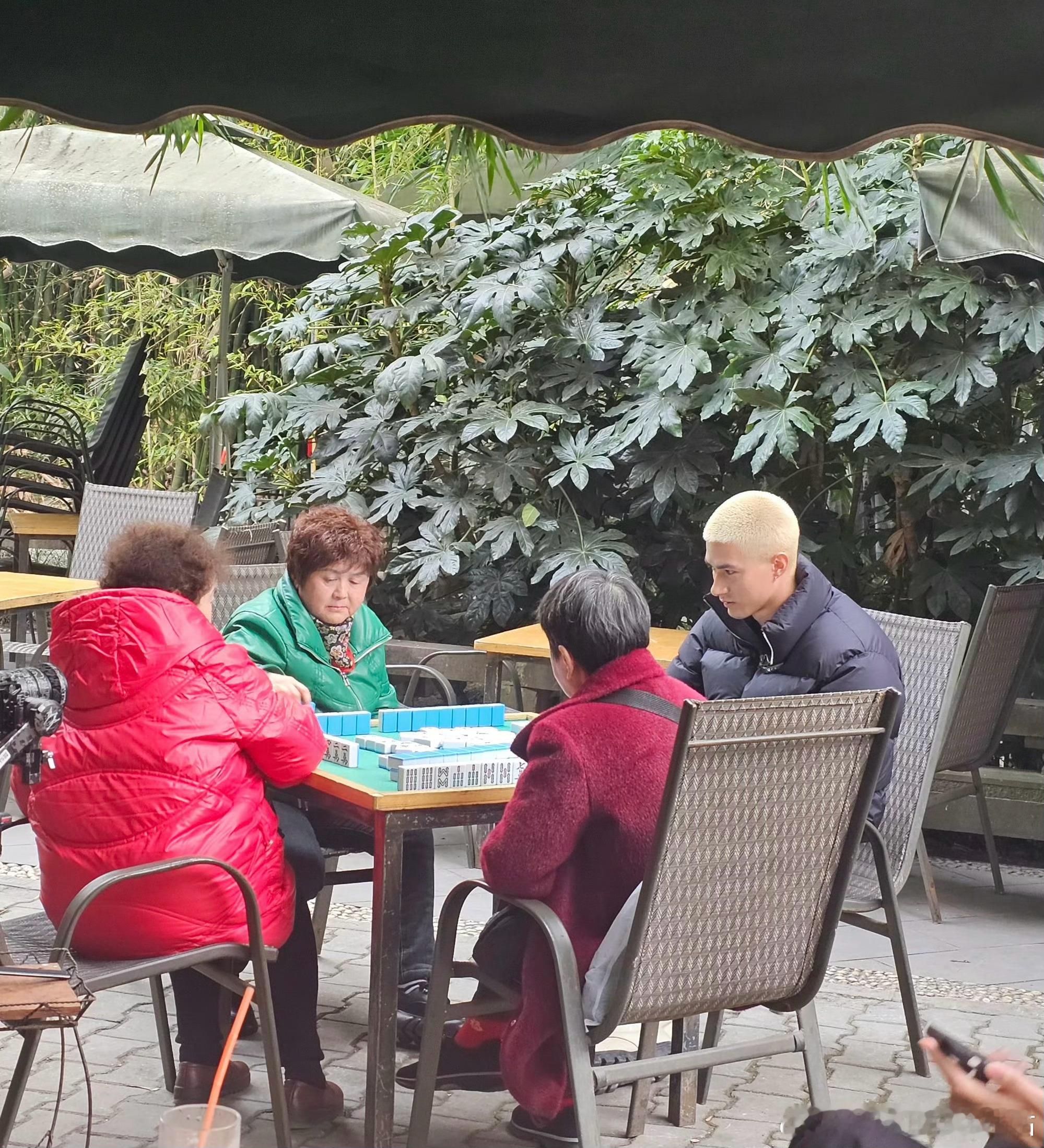 米卡回家路上打麻将伦敦合伙人看片会直播 看来三年前的成都阿姨们给米卡传授了不少川