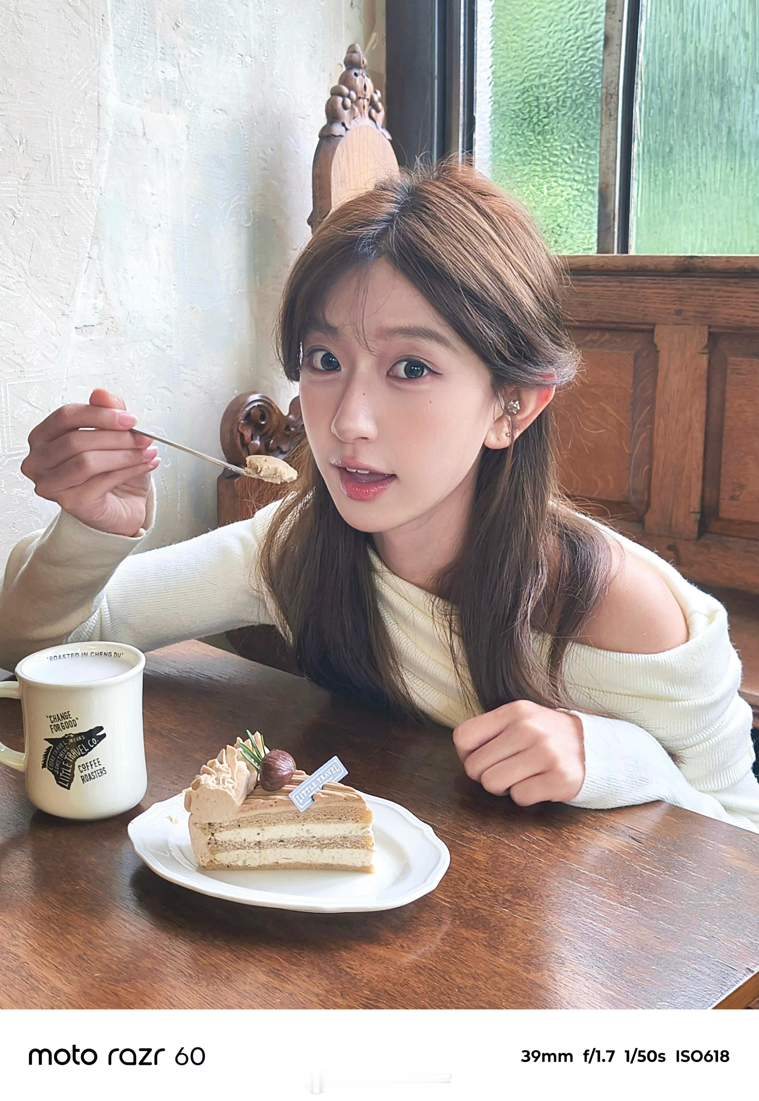 咖啡厅随手拍都是氛围感大片阴天在咖啡厅随手拍的照片也好好看，正好拿出我的新手机联