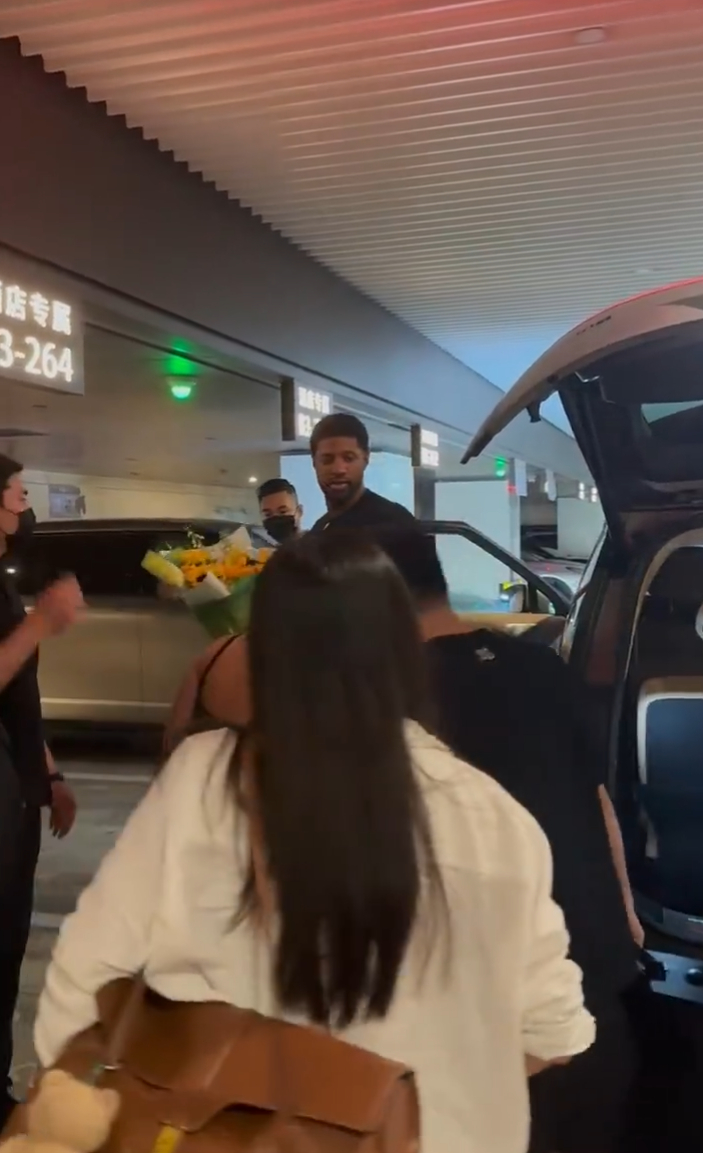 PG今年中国行的座驾居然是小鹏GX？要知道保罗乔治身高足有两米零六，GX这大空间