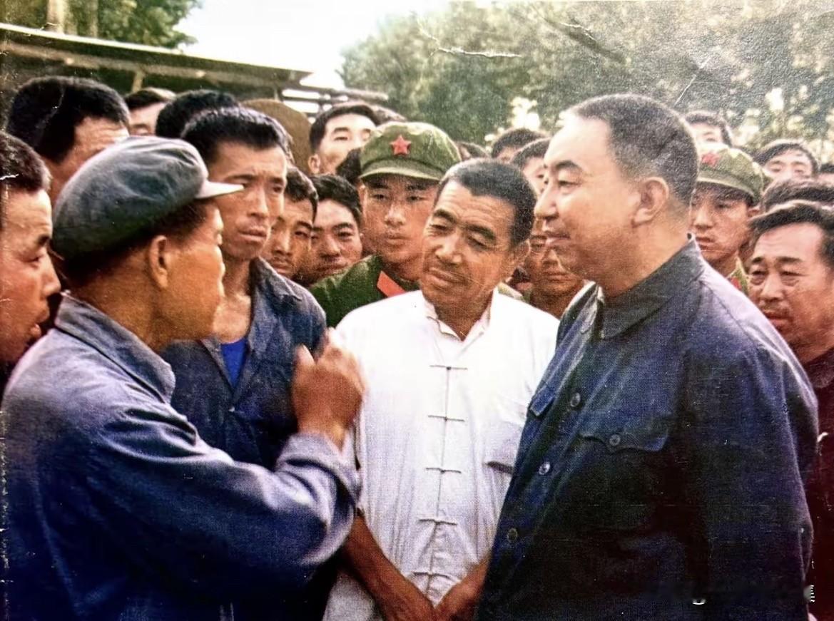 1976年7月28日，河北唐山发生了里氏7.8级的大地震，百万人口的工业重镇瞬间